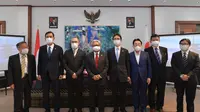 Foto bersama Dubes RI untuk Jepang Heri Akhmadi dalam acara pemberian penghargaan kepada perusahaan kapal Jepang FV Fukuseki Maru 15 yang membantu penyelamatan 20 ABK WNI KM Bandar Nelayan 188. (Photo credit: KBRI Tokyo)