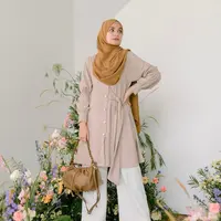 Simple tapi stylish, bisa tiru gaya Shireen Sungkar kenakan tunik dengan detail puff pada lengan dan celana kulot warna putih (Instagram/Shireensungkar).