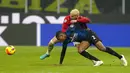 Pemain Inter Milan Denzel Dumfries (depan) berduel memperebutkan bola dengan pemain AC Milan Theo Hernandez pada pertandingan sepak bola Liga Italia di Stadion San Siro, Milan, Italia, 5 Februari 2022. AC Milan menang 2-1. (AP Photo/Antonio Calanni)