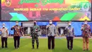 Dirut PT Bank Tabungan Negara (Persero) Tbk. Haru Koesmahargyo (ketiga kanan), Kepala Staf TNI Angkatan Darat Andika Perkasa (ketiga kiri) foto bersama usai penandatanganan Perjanjian Kerja Sama Tabungan Wajib Perumahan Angkatan Darat di Mabes AD, Jakarta Jumat (16/4/2021). (Liputan6.com/Pool/BTN)