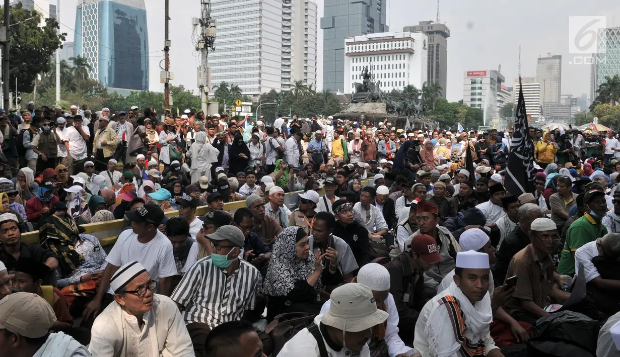 Massa saat menggelar aksi di sekitar Patung Kuda, Monas, Jakarta, Rabu (26/6/2019). Ratusan massa terus memadati aksi tersebut untuk menuntut hakim MK agar adil dalam memutuskan hasil sidang sengketa Pilpres 2019. (merdeka.com/Iqbal S. Nugroho)