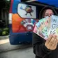 Warga menunjukkan uang rupiah kertas baru emisi 2022 saat penukaran di Pasar Senen, Jakarta, Selasa (23/8/2022). Bank Indonesia (BI) baru saja meluncurkan uang rupiah kertas baru emisi 2022 bersamaan dengan momen HUT ke-77 RI. (Liputan6.com/Faizal Fanani)