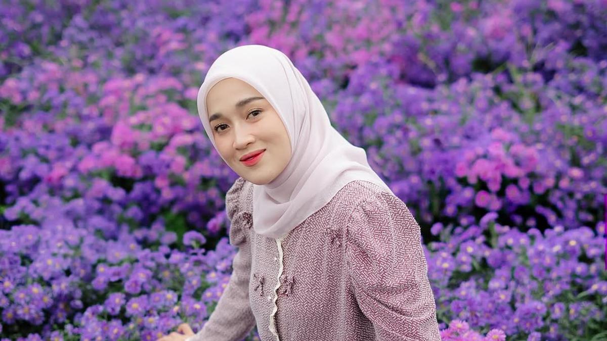 6 Potret Ririe Fairus di Taman Bunga, Padukan Riasan Wajah Natural dan Hijab Warna Pastel nan Sejuk