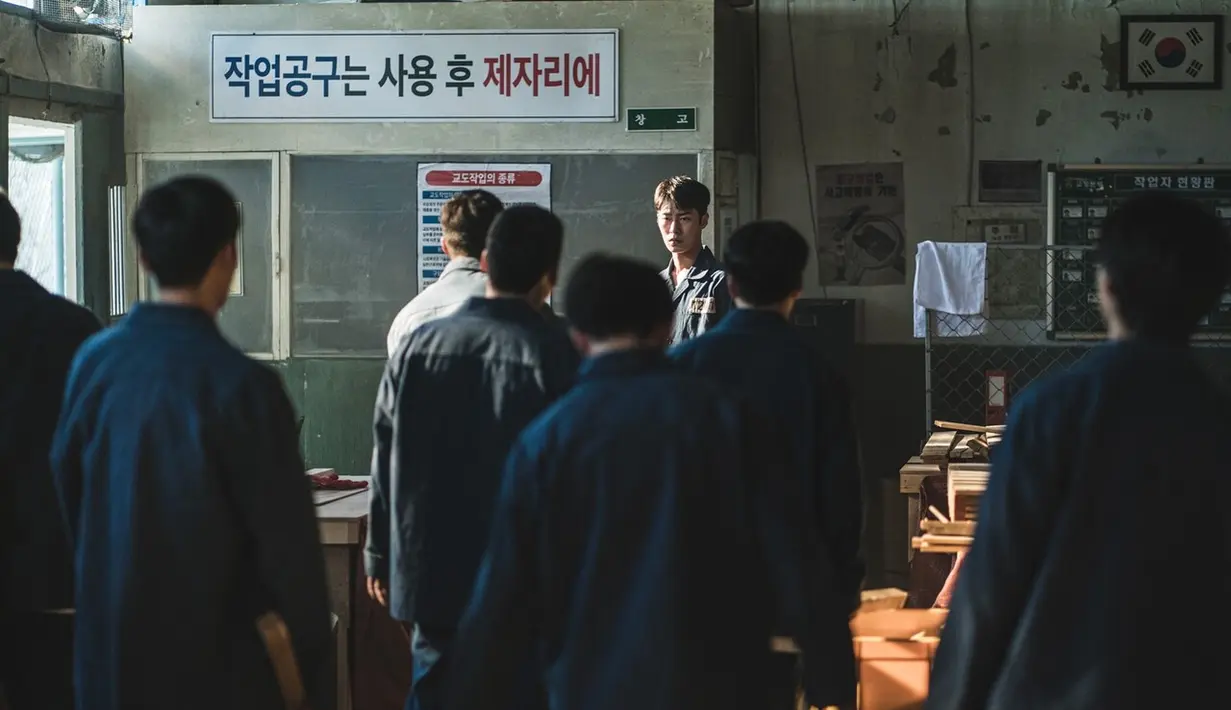 Meskipun dikelilingi oleh banyak tahanan, Jo Tae Sung tetap mempertahankan tatapan tajamnya, menambah ketegangan dalam drama. Pemirsa penasaran apakah Jo Tae Sang bisa keluar dari penjara dengan aman. (Foto: TVING)