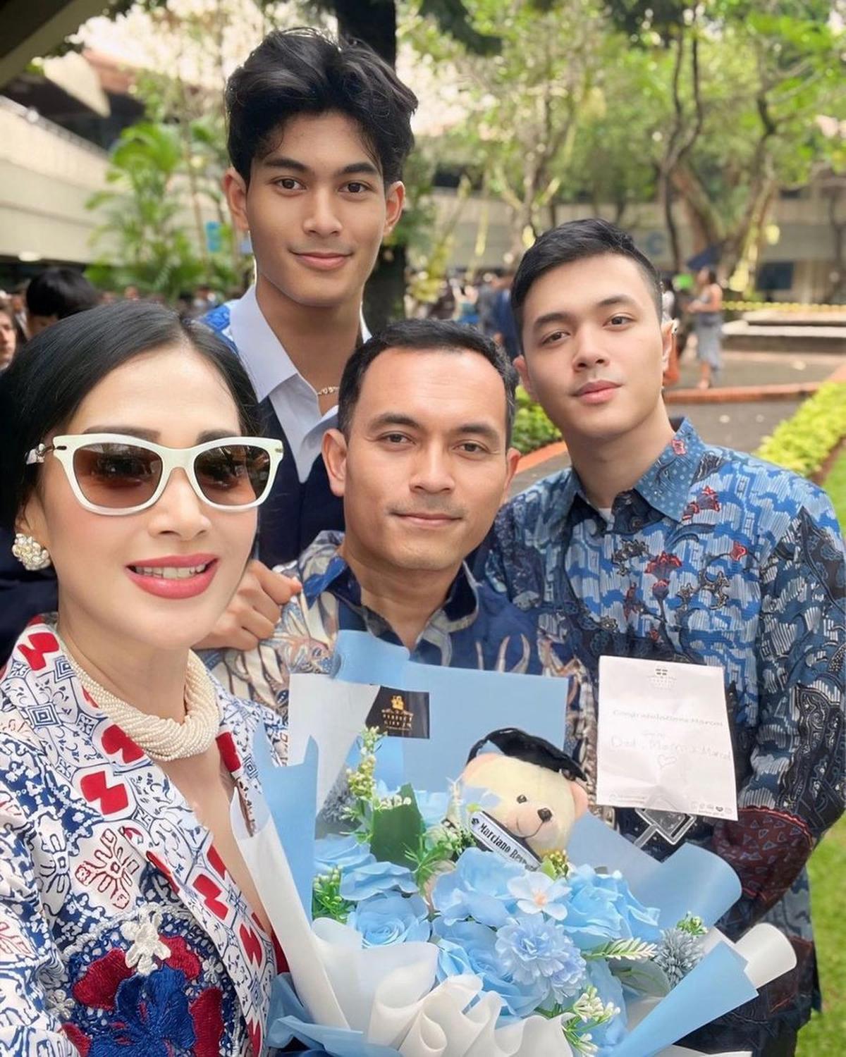 Diah sendiri tak bisa menahan haru saat menyaksikan Marco melangkah di panggung.