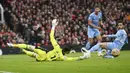 Kiper Manchester United, David de Gea, berusaha menghalau bola saat melawan Manchester City pada laga Liga Inggris di Stadion Old Trafford (6/11/2021). (AFP/Oli Scarff)