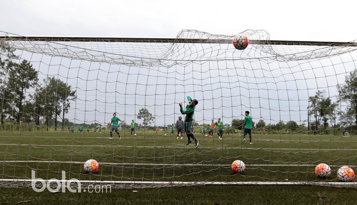 Para pemain Timnas Indonesia U19  berlatih tendangan bebas ke arah gawang pada tahap seleksi di NYTC-PSSI Sawangan, Depok, Jumat (3/3/2017). (Bola.com/Nicklas Hanoatubun)