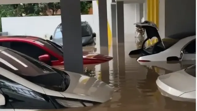 6 Potret Keadaan Rumah Parto yang Kebanjiran, Koleksi Mobil Mewahnya Terendam