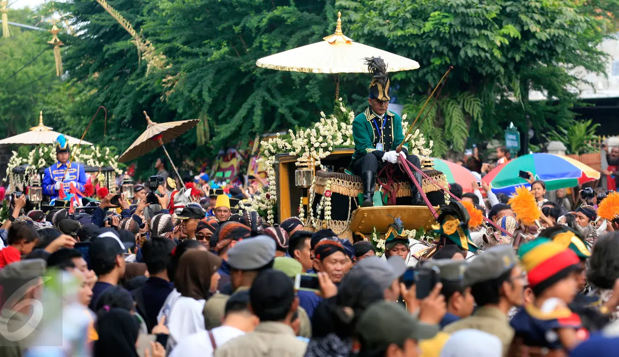 Kereta kuda Kyai Manik Koemolo (depan) titihan dalem KGPAA Paku Alam X melintasi Jl Kusuma Negara, di Yogyakarta, (7/1) . Acara ini dalam perayaan KGPAA Paku Alam X yang dinobatkan sebagai raja Kadipaten Pakualaman.(Boy Harjanto)