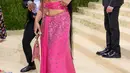 Lourdes Leon, putri penyanyi Madonna, menghadiri gelaran Met Gala 2021 di Metropolitan Museum of Art, New York pada 13 September 2021. Busana putri Madonna ini terdiri dari atasan halter bikini dan rok senada yang dihiasi payet. (Theo Wargo/Getty Images/AFP)