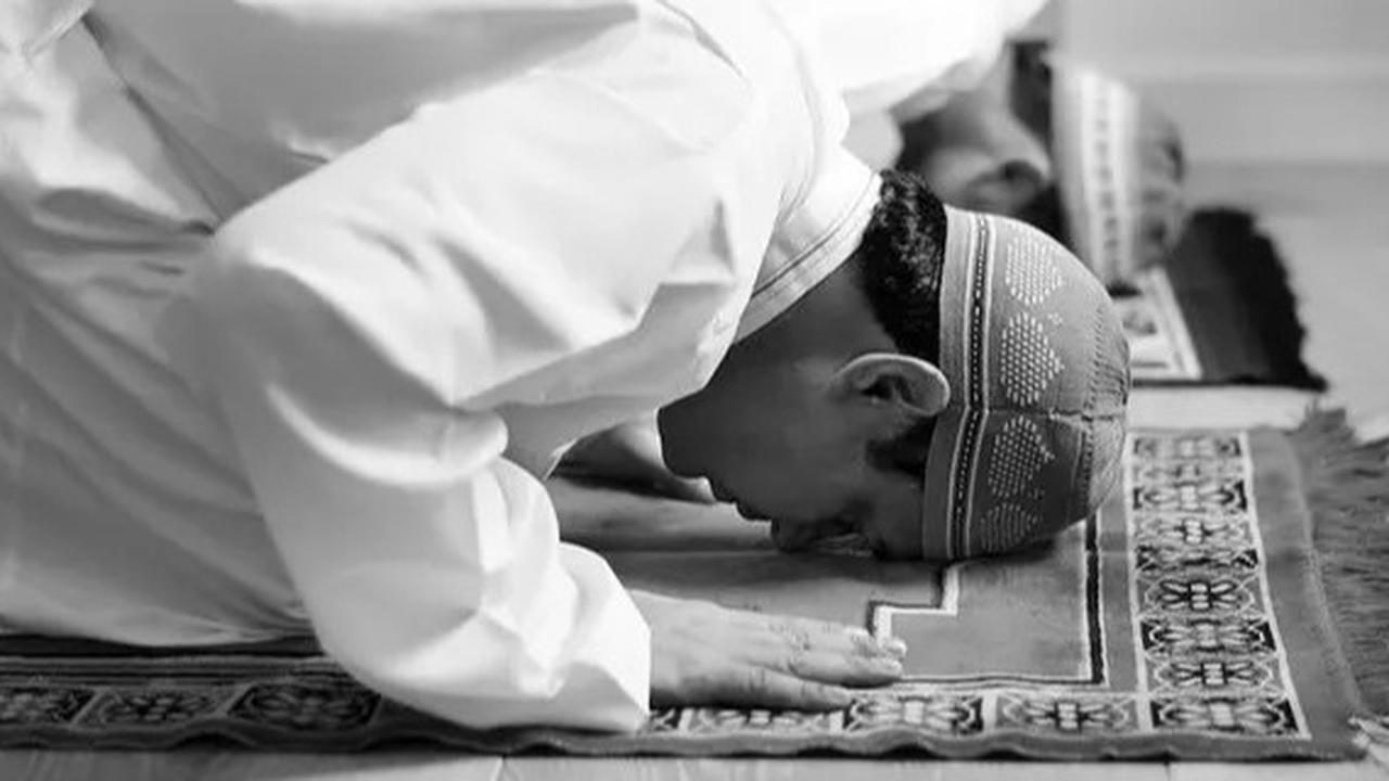 Momen Penjual Kopi Keliling Salat Beralas Terpal di Trotoar, Aksinya Ramai jadi Perbincangan