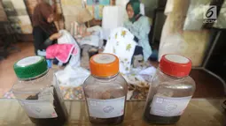 Pewarna alami buatan sendiri untuk membuat batik terlihat di Kampung Batik Cibuluh, Bogor, Selasa (27/8/2019).  50 ibu-ibu mengikuti permberdayaan ekonomi keluarga dengan membatik sejak 2 tahun terakhir, dimana setiap ibu rata-rata dapat menyumbang 3-4 juta bagi keluarganya.(merdeka.com/Arie Basuki)