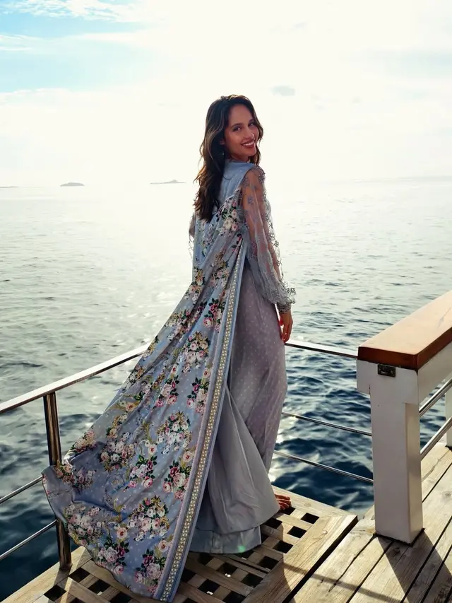 Anggun di Tengah Laut, Momen Lebaran Cinta Laura Bareng Luna Maya-Maxime Bouttier dalam Balutan Mukena dan Gamis Brokat