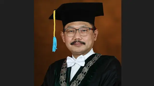 Dekan Fakultas Kedokteran Universitas Airlangga (Unair) Surabaya, Prof. Dr. dr. Budi Santoso, Sp.OG.(K) dicopot dari jabatannya. (Foto: Unair.ac.id)