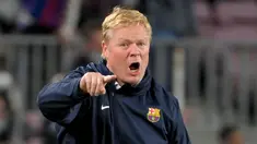 Pertama, Ronald Koeman lebih sering menyalahkan hasil buruk pertandingan adalah kesalahan pemain. Ia bahkan tak segan untuk mencela pemainnya sendiri. (AFP/Lluis Gene)