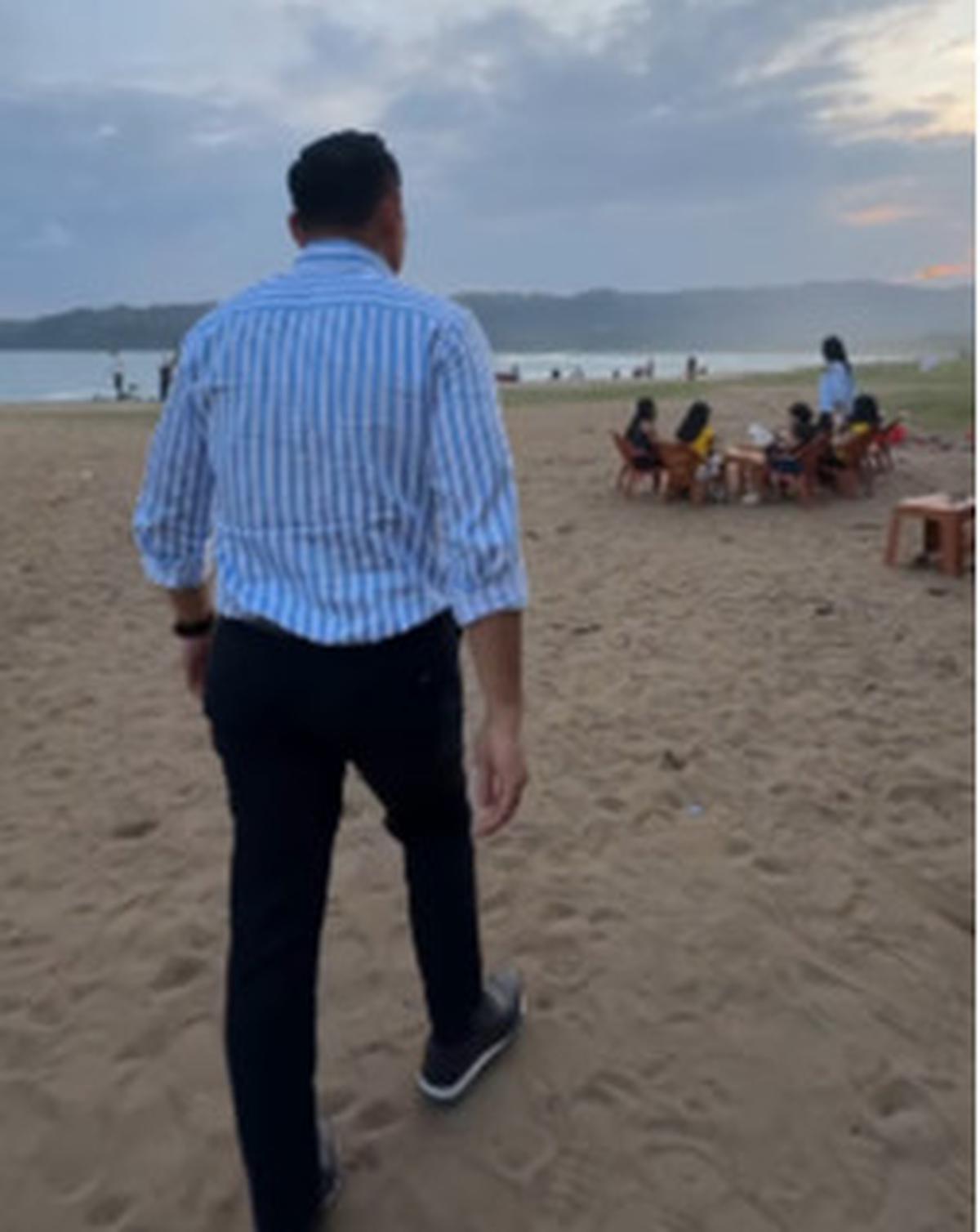 Penampilan Necis AHY Ditemani Istri Santai di Tepi Pantai Sambil Jajan di Warung Kopi Pacitan