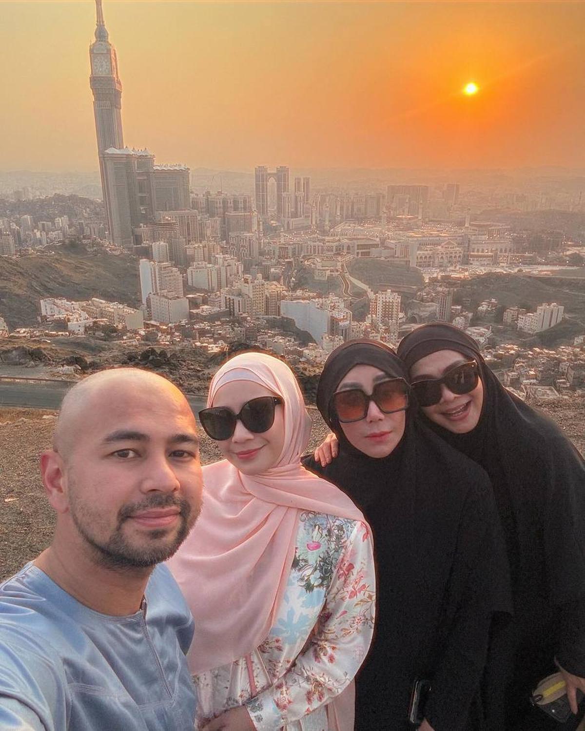 Pasangan selebriti ini juga tak lupa membagikan foto selfie mereka bersama sang ibunda, Amy Qanita dan Rieta Amalia.<br>