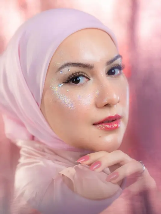 Irish Bella tak ragu bermain makeup glitter untuk pancarkan cahaya alami di wajahnya [@_irishbella_]