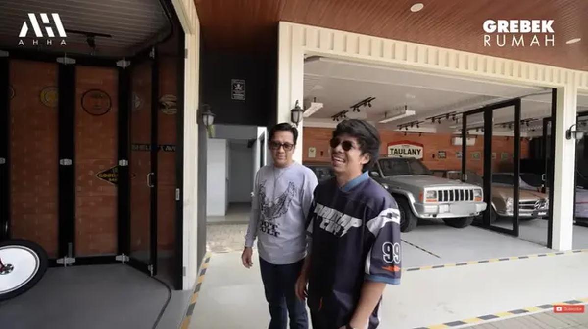 Potret Garasi Rumah Andre Taulany/Youtube Atta Halilintar