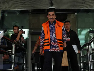 Tersangka suap DPRD Sumatera Utara Saleh Bangun berjalan keluar usai menjalani pemeriksaan di KPK, Jakarta, Senin (7/3). Berkas Ketua DPRD Sumatera Utara periode 2009-2014 itu sudah lengkap dan siap disidangkan. (Liputan6.com/Helmi Afandi)