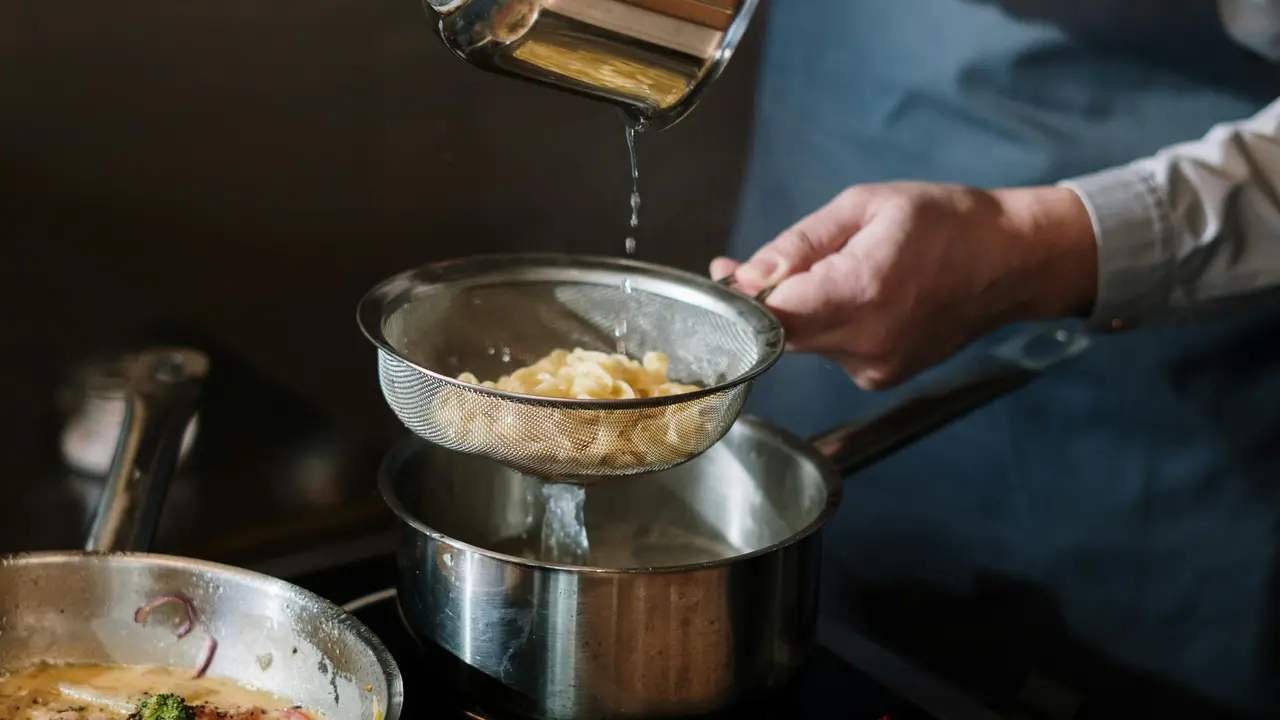 illustrasi memasak pasta