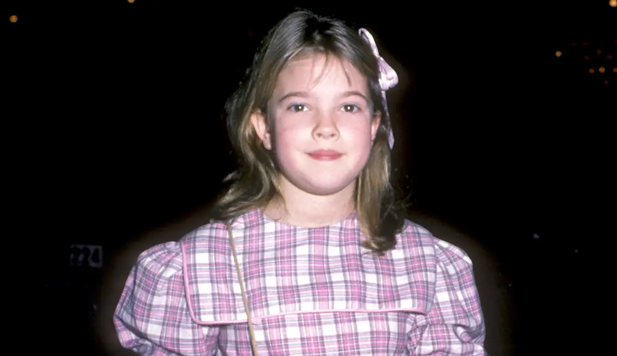 Drew Barrymore terlihat menggemaskan waktu kecil. Foto ini diambil pada Maret tahun 1984. (Ron Galella/WireImage/USMagazine)