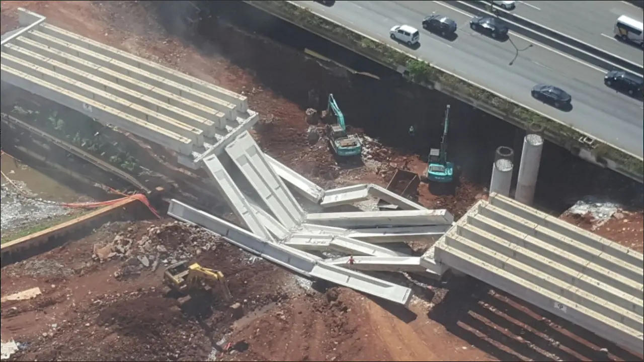 Bantalan Jalan Tol Depok-Antasari Roboh di Kawasan CilandakBantalan Jalan Tol Depok-Antasari Roboh di Kawasan Cilandak