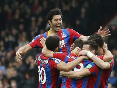 Para pemain Crystal Palace merayakan gol James McArthur saat melawan Leicester City pada lanjutan Premier League di Selhurst Park, London, (28/4/2018). Crystal Palace menang 5-0. (AFP/Ian Kington)