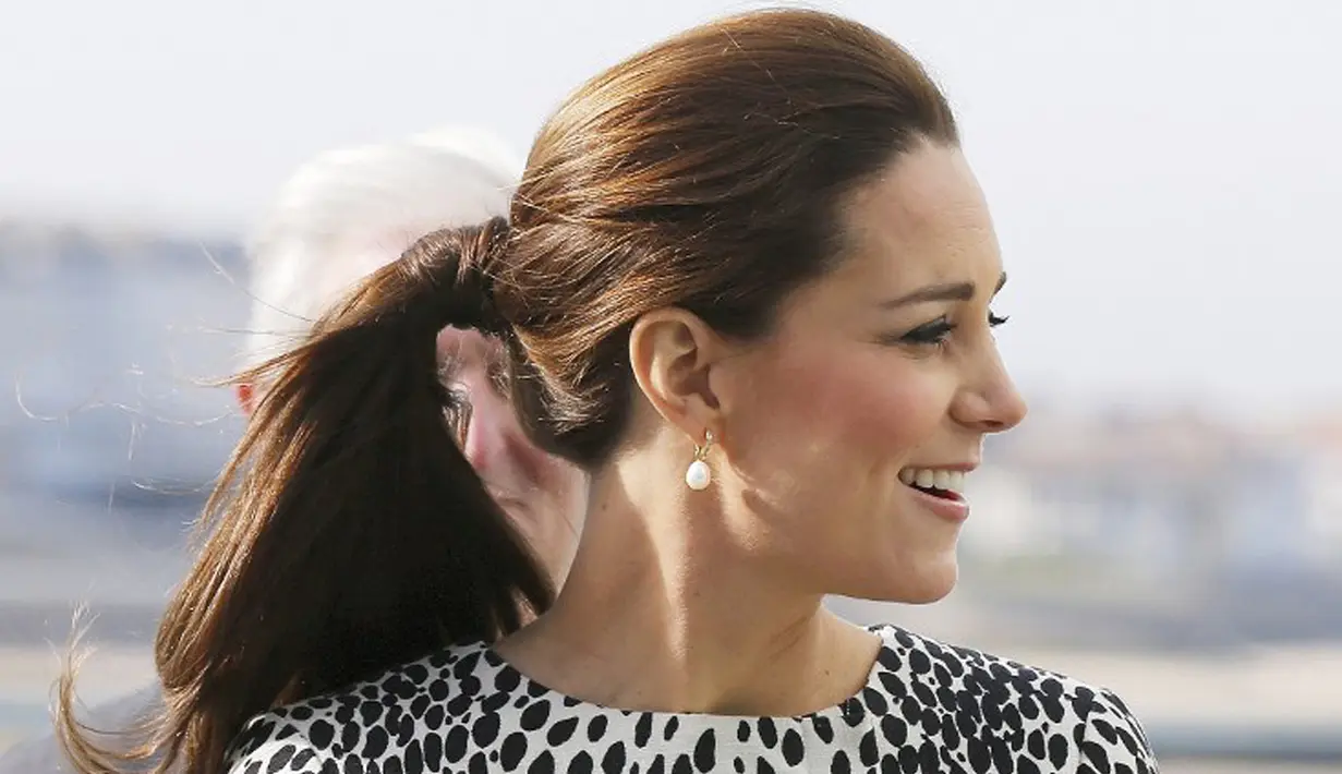 Kate Middleton selalu tampil cantik meski saat hamil. Berikut ini busanay yang dikenakannya saat hamil dan usai melahirkan. Kate saat tiba di Galeri Seni di Margate, Inggris pada 11 Maret 2011. (AFP Photo/Suzanne Plunkett)