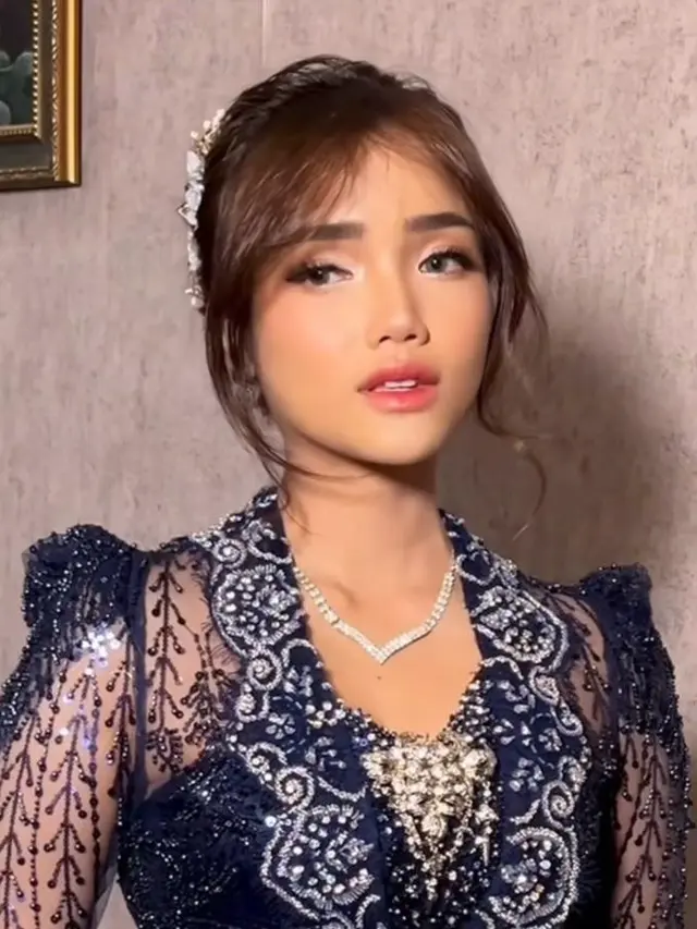 6 Pesona Fuji An dalam Kebaya Mewah Biru Navy di Momen Akad Nikah Sang Kakak, Frans Faisal