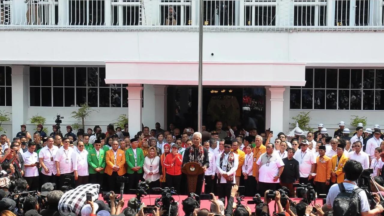Selain itu, bersama Mahfud MD, Ganjar juga menyebut akan menciptakan iklim<br>ekonomi yang baik dan adil, yang sama-sama menguntungkan para<br>pengusaha dan para buruh.