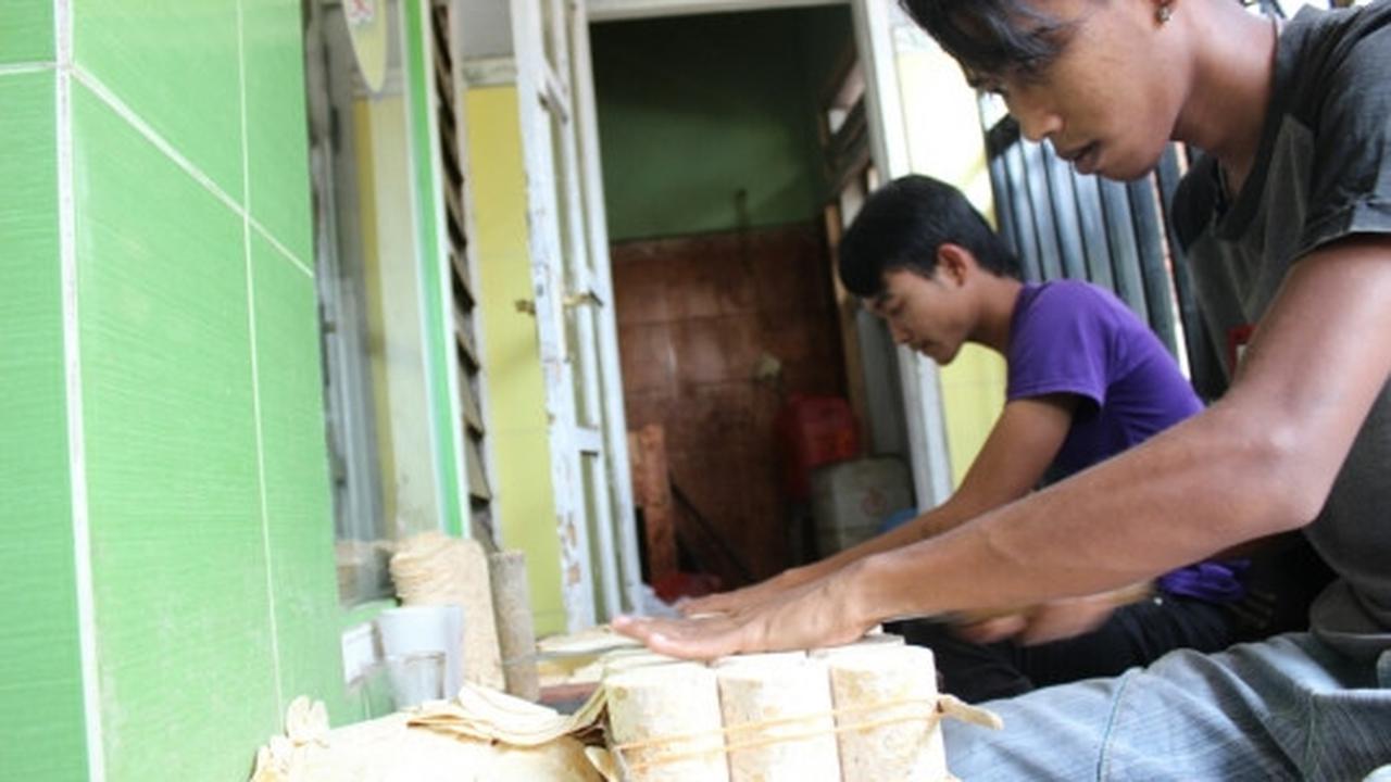 Rupiah anjlok, produsen keripik tempe khas Malang kurangi irisan