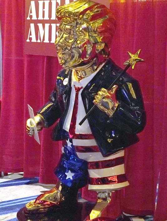 Patung emas mantan presiden Donald Trump yang dipajang pada Konferensi Politik Konservatif (CPAC) di Orlando, Florida, Jumat (26/2/2021). Patung tersebut dalam balutan jas setelan merek dagang Trump dengan celana pendek bertema bendera Amerika, dan sandal jepit. (AP Photo / John Raoux)