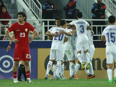 Timnas Indonesia U-23 harus mengakui keunggulan Uzbekistan U-23 dengan skor 0-2 pada laga semifinal Piala Asia U-23 2024 di Abdullah bin Khalifa Stadium, Doha, Qatar, Senin (29/4/2024) malam WIB. Sempat mencetak gol lewat sontekan Muhammad Ferarri pada menit ke-61 yang akhirnya dianulir melalui rekaman VAR, Garuda Muda akhirnya kebobolan dua gol melalui Khusayin Norchaev (68') dan gol bunuh diri Pratama Arhan (87') setelah sebelumnya Rizky Ridho dikartu merah pada menit ke-83. Kelolosan Timnas Indonesia U-23 ke Olimpiade Paris pun harus tertunda dan masih mempunyai peluang pada perebutan tempat ketiga atau playoff melawan wakil Afrika, Guinea. (AFP/Karim Jaafar)