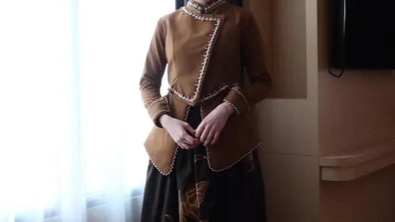 6 Outfit Ibu Pejabat ala Arumi Bachsin yang Penuh Wibawa, dari Batik Kekinian hingga Kebaya Elegan