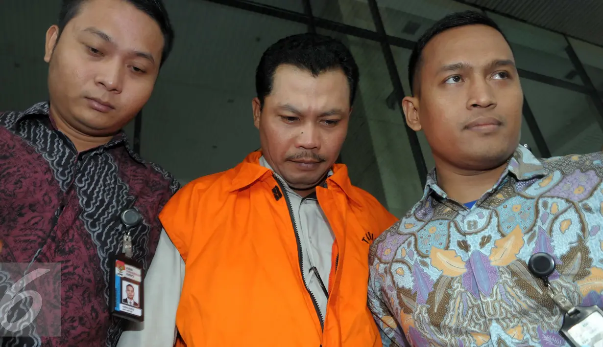 Dandung merupakan Senior Manager PT Brantas Abipraya yang terkena OTT usai memberi uang suap kepada perantara guna menghentikan penyelidikan kasus di Kejati DKI Jakarta, Jakarta, Jumat (4/1). (Liputan6.com/Helmi Afandi) 