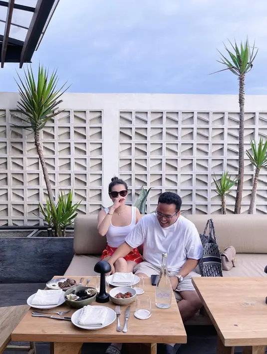 Melihat gaya liburan anak Hotman Paris dan kekasihnya Chen Giovani. Keduanya kompak memilih outfit serba putih, Fritz dengan kaus putih polos dan celana pendek khaki, sedangkan Chen Giovani tampil kasual dengan tank top putih yang dipadunya dengan celana kain tie-dye bernuansa oranye. Foto: Instagram.