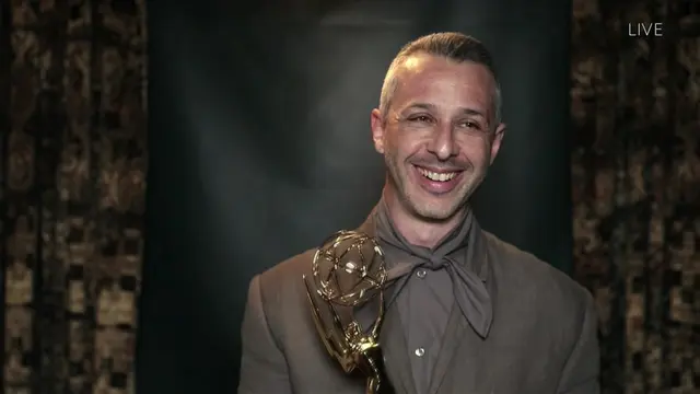 Jeremy Strong menerima piala di Emmy Awards 2020. (Invision for the Television Academy/AP)