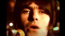 Penampilan Liam Gallagher dalam video musik Stop Crying Your Heart Out bersama Oasis pada 2002 silam. (Foto: YouTube/Oasis)