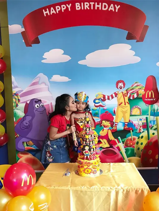 Foto yang baru diunggah sekitar lima jam itu disukai ratusan ribu dari warganet. Beragam tanggapan warganet juga menghiasi kolom komentar. Ada juga yang mengaitkan dengan Anaknya, Bilqis. (Instagram/ayutingting92)