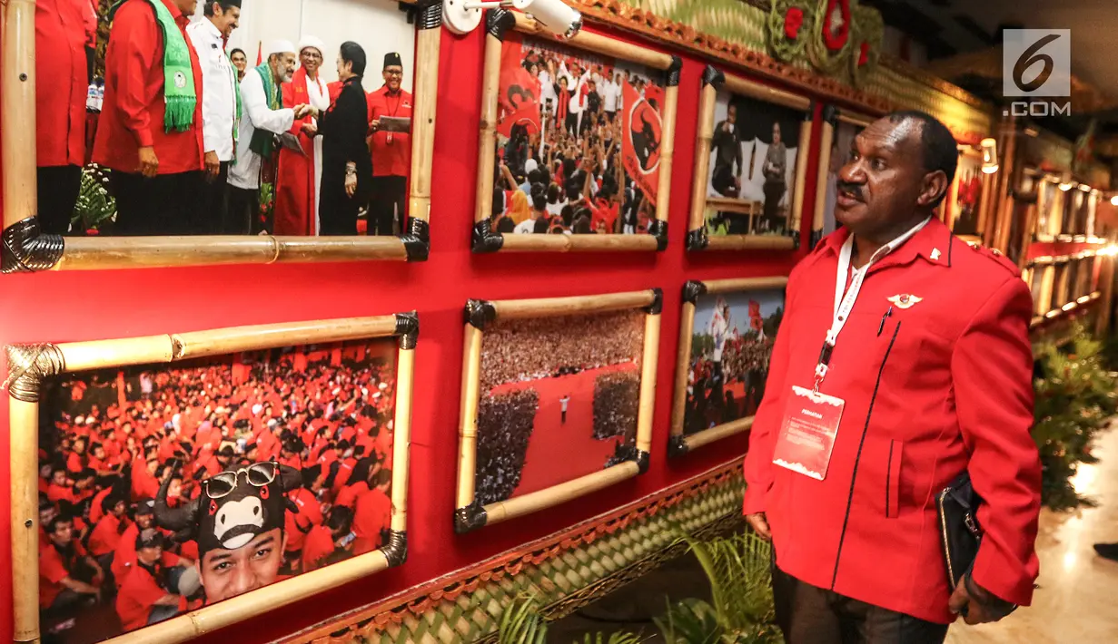 Kader PDI Perjuangan melihat pameran foto di lobi Inna Grand Bali Beach Hotel, Denpasar, (9/8/2019). Pameran foto bertema 'Kepemimpinan dan Kerakyatan Bersama PDI Perjuangan' menampilkan 25 foto terbaik perwarta foto yang menggambarkan kedekatan PDIP dengan masyarakat. (Liputan6.com/Johan Tallo)