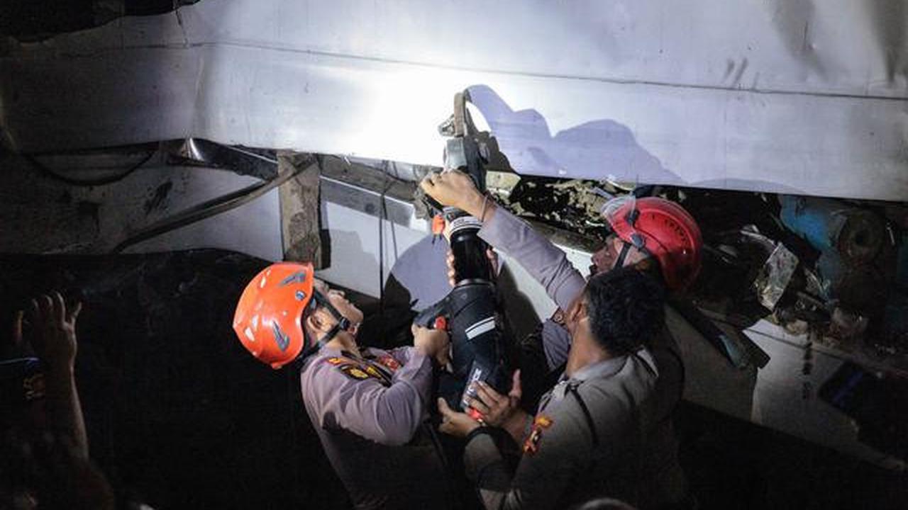 Pastikan Masih Hidup, Basarnas Libatkan Personel Khusus Selamatkan Korban Terhimpit Kecelakaan Kereta