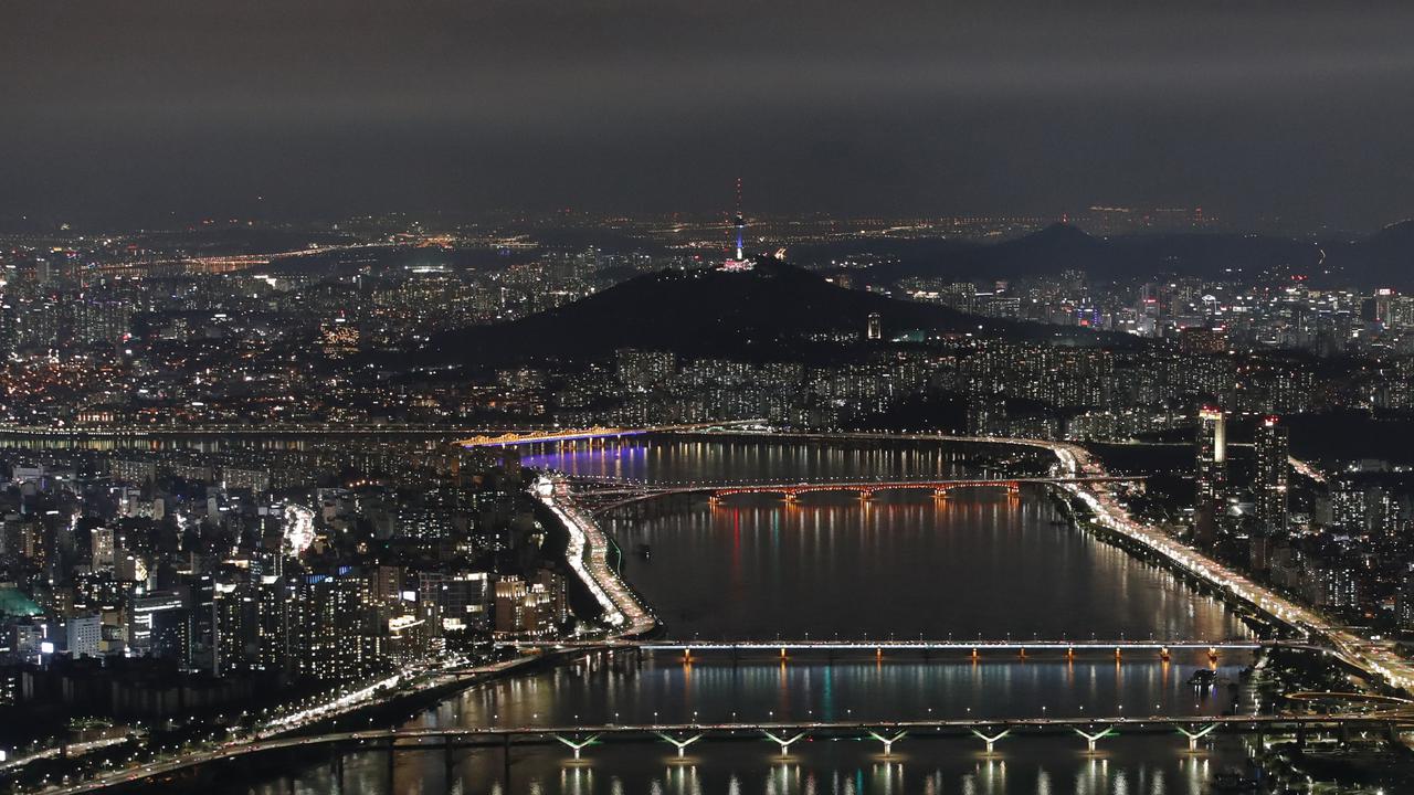 Sensasi Berkemah dengan Jaga Jarak di Atas Gedung Pencakar Langit