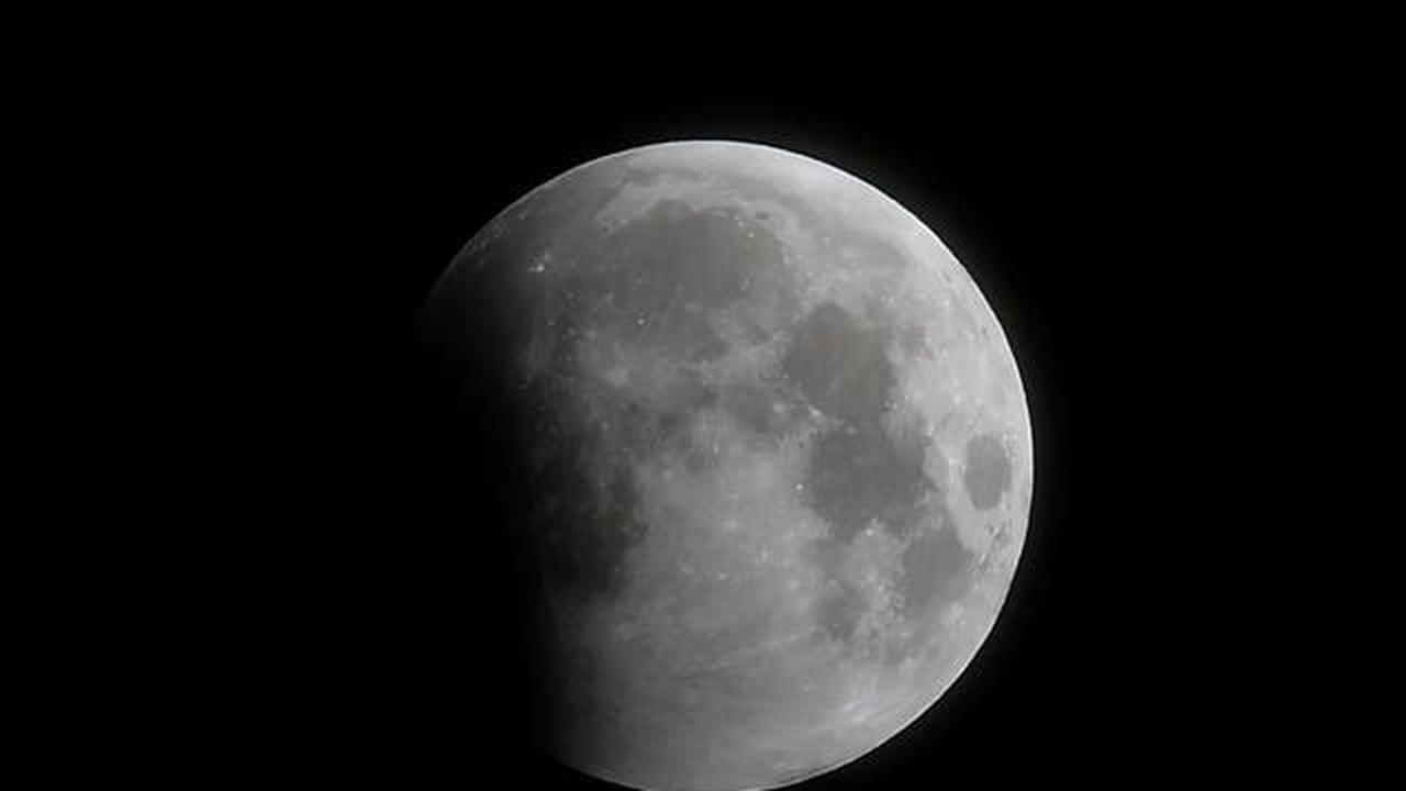 Perubahan gerhana dimulai dengan menutupi sebagian bulan seperti yang terlihat di Santa Monica, California, pada Rabu 26 Mei 2021.  (Frederic J Brown / AFP / Getty)