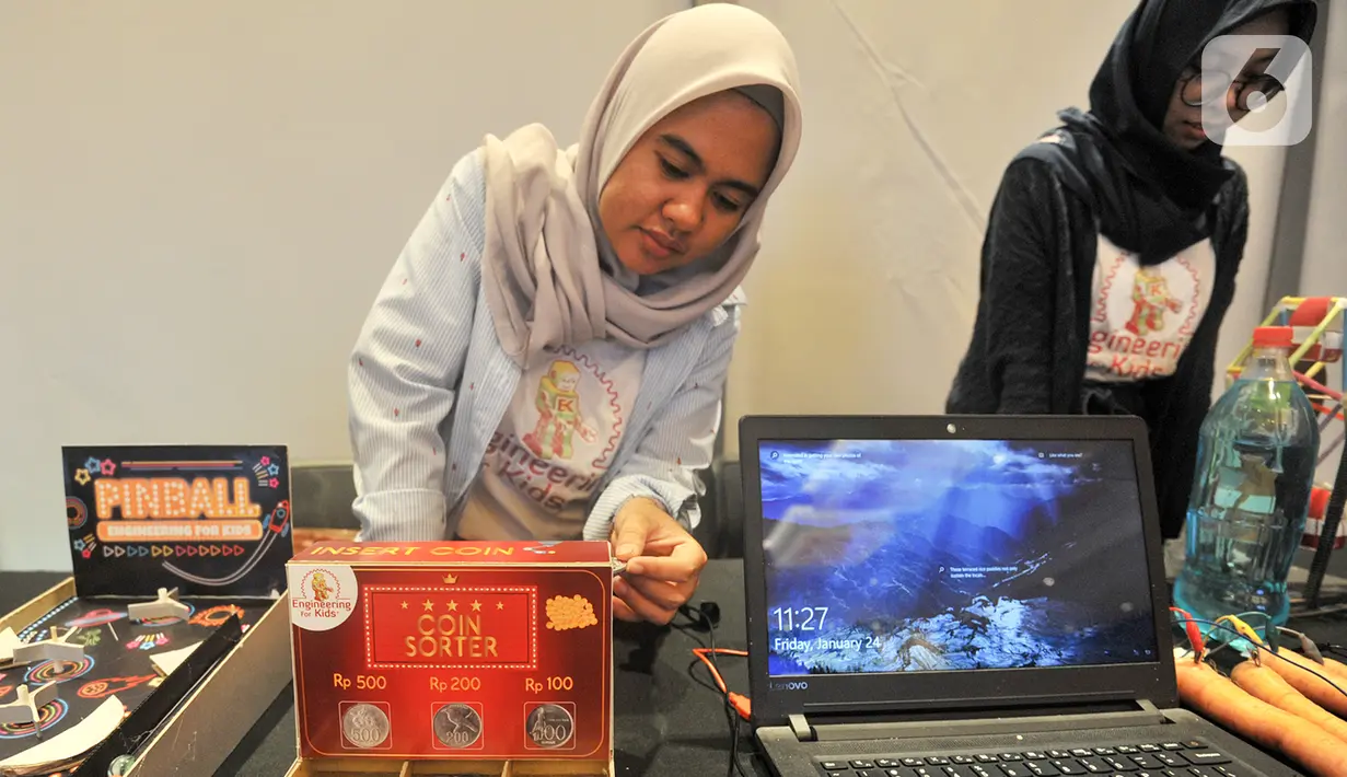 Siswa binaan mendemonstrasikan karya ilmiah dan inovasi hasil pengembangan riset teknologi dalam Seminar Nasional & Science Fair 2020 di Jakarta, Jumat (24/1/2020). Seminar Nasional & Science Fair menekankan pada aspek transformasi pendidikan berbasis teknologi. (Liputan6.com/HO/Iwan)