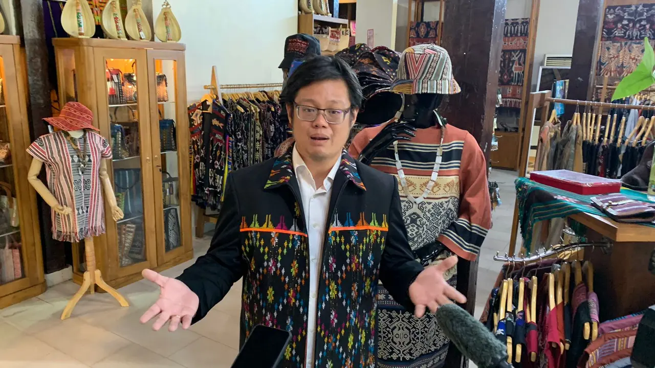 Vincentius Felix, pemilik toko oleh-oleh yang menjual ratusan barang UMKM lokal di Labuan Bajo, Nusa Tenggara Timur (NTT) berharap KTT ASEAN bisa meningkatkan penjualannya. (Liputan6/Benedikta Miranti)