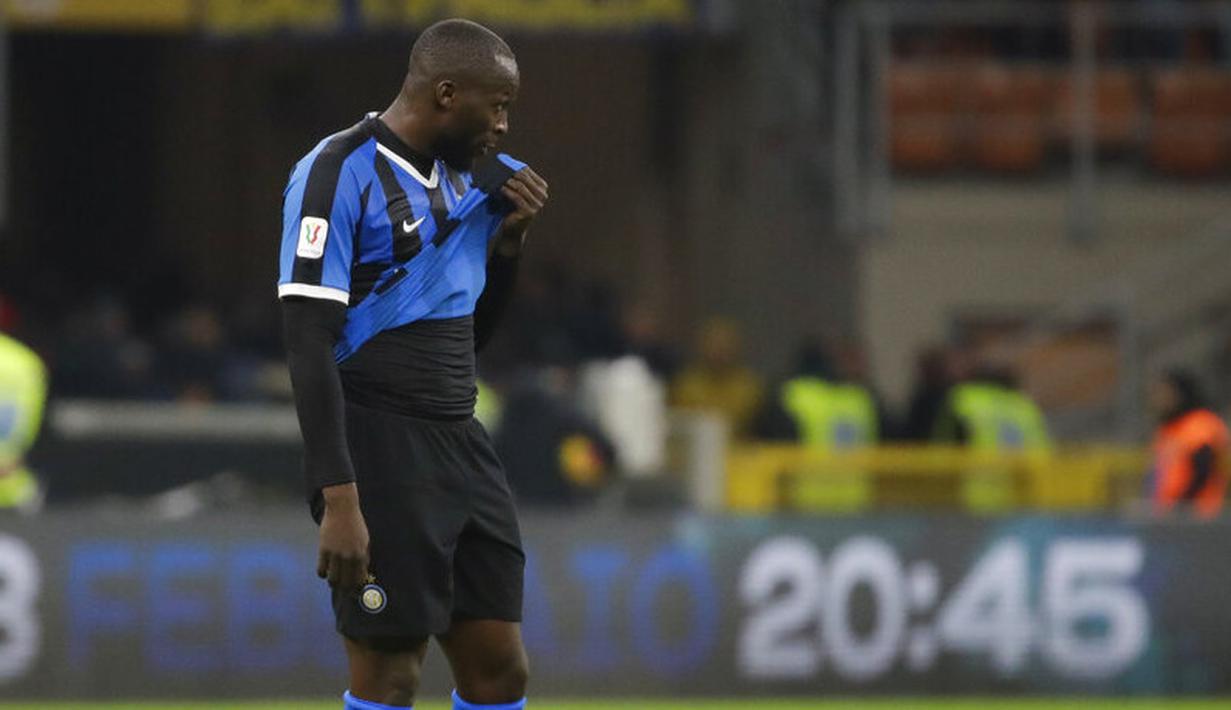 Striker Inter Milan, Romelu Lukaku, tampak kecewa usai ditaklukkan Napoli pada laga semifinal Coppa Italia di Stadion Giuseppe Meazza, Rabu (12/2/2020). Inter Milan takluk 0-1 dari Napoli. (AP/Luca Bruno)