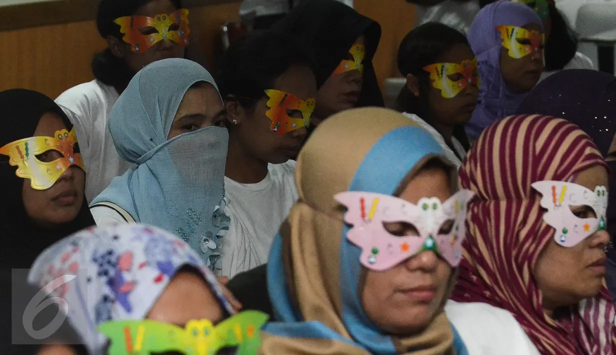 Sejumlah korban dihadirkan saat konferensi pers mengenai pengungkapan kasus tindak pidana perdagangan orang di Bareskrim Polri, Jakarta, Rabu (17/5). Jumlah korban yang berhasil diselamatkan sebanyak 80 orang. (Liputan6.com/Faizal Fanani)