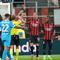 AC Milan harus bermain dengan 10 pemain setelah Pervis Estupinan mendapatkan kartu merah di menit ke-57. (AP Photo/Luca Bruno)