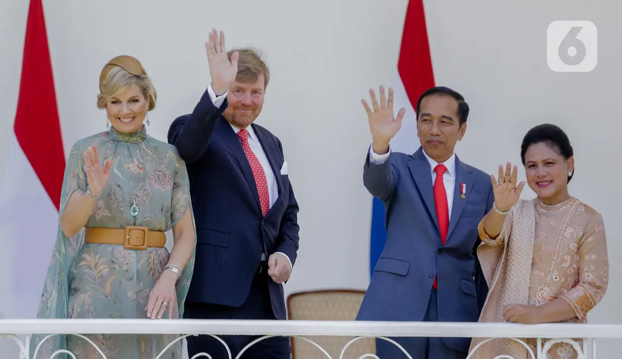 Presiden Joko Widodo (kedua kanan) didampingi Ibu Negara Iriana dan Raja Belanda Willem-Alexander (kedua kiri) didampingi Ratu Maxima Zorreguieta Cerruti  melambaikan tangan saat kunjungan kenegaraan di beranda Istana Bogor, Selasa (10/3/2020). (Liputan6.com/Faizal Fanani)